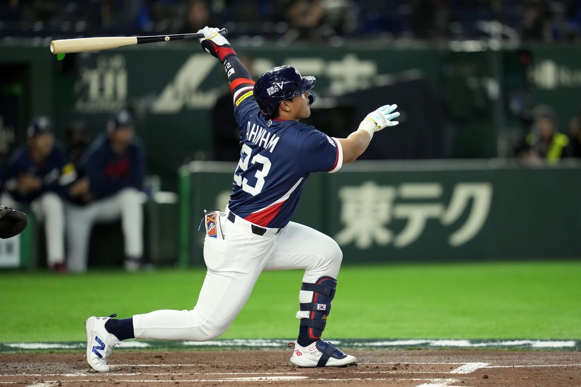 2회 안타를 치는 안현민.