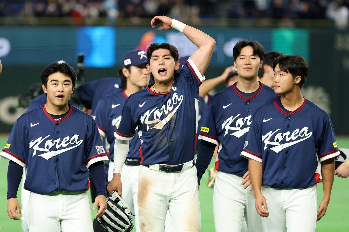 이정후와 선수들이 7-2 승리를 거두고 8강 진출을 확정한 뒤 기뻐하고 있다.