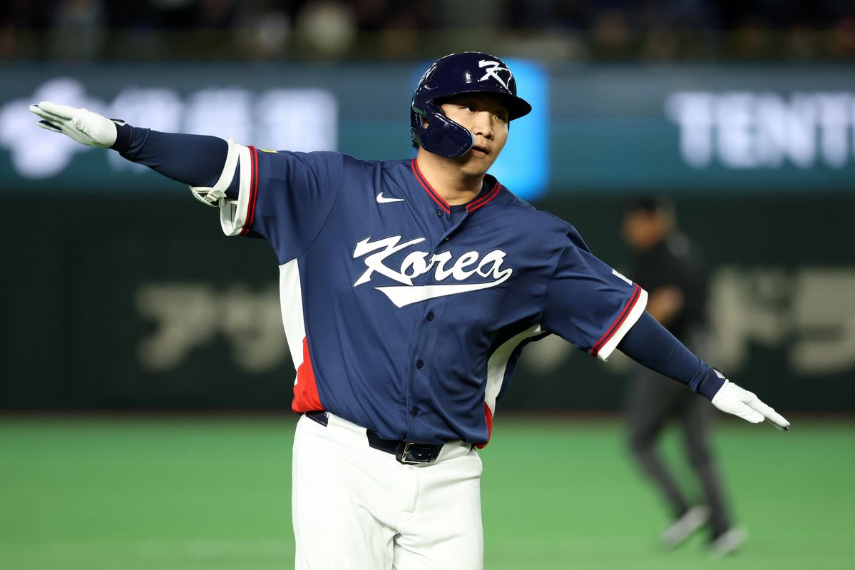 대한민국 대표팀의 문보경이 2회 투런 홈런을 친 뒤 세리머니를 하고 있다.