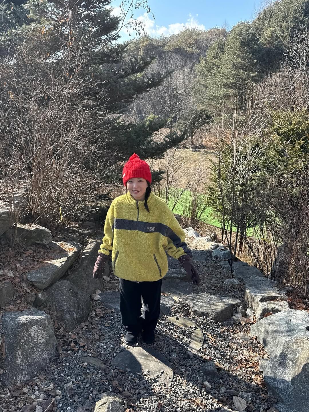 플리스 소재의 노란색 하프 집업으로 에너지 넘치는 모습을 연출한 슬기 / @hi_sseulgi