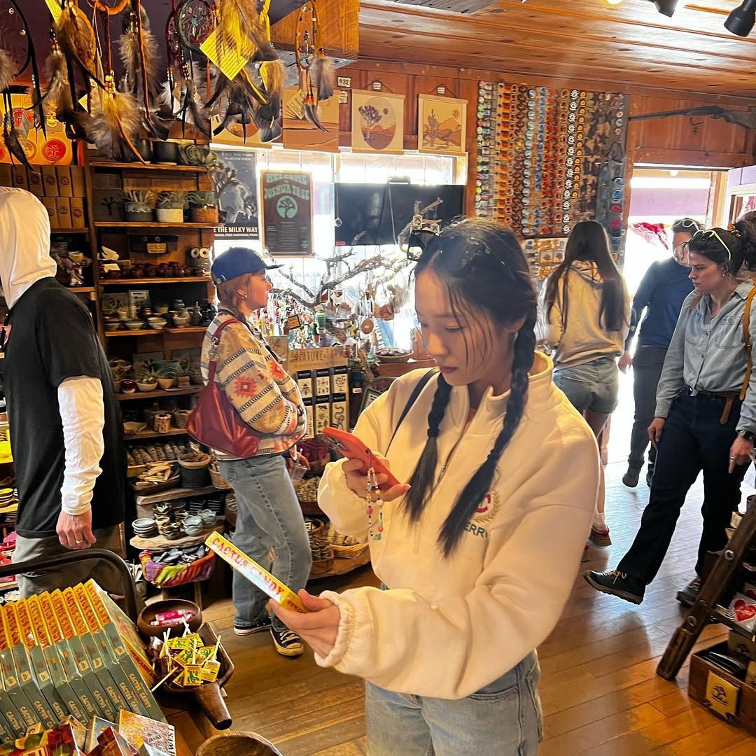 크롭 기장의 화이트 하프 집업과 양갈래 헤어로 클래식하고 빈티지한 무드를 선보인 크리스탈 / @vousmevoyez