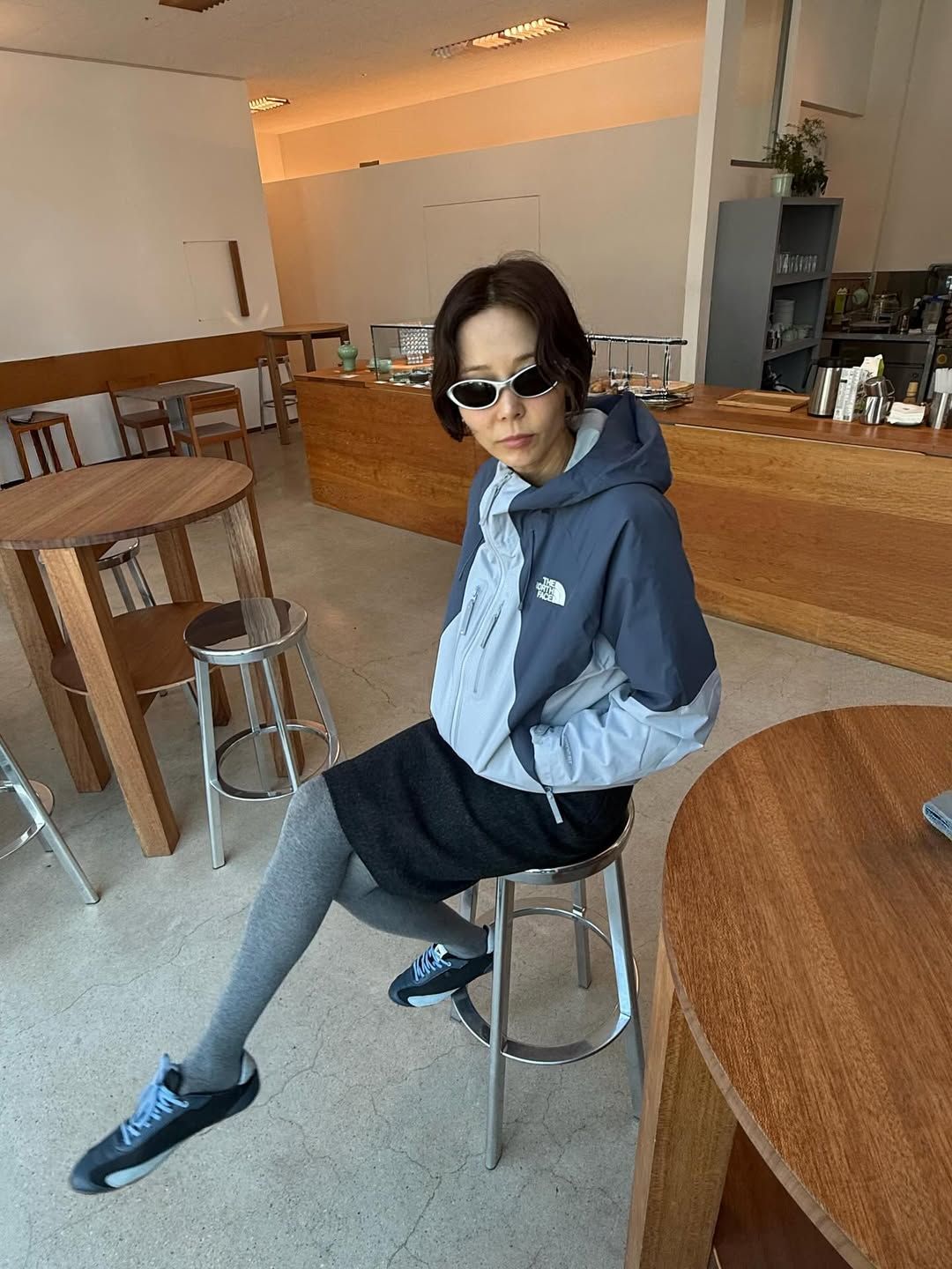 노스페이스 블루 바람막이에 블루 스니커즈, 실버 선글라스를 매치해 힙한 룩을 완성한 김나영 / @nayoungkeem