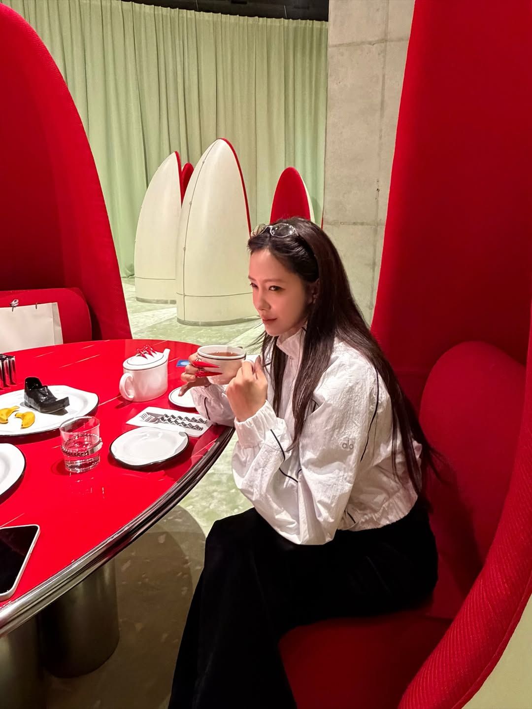 알로의 화이트 바람막이로 간결하면서도 밝은 분위기를 자아낸 효민 / @hyominnn