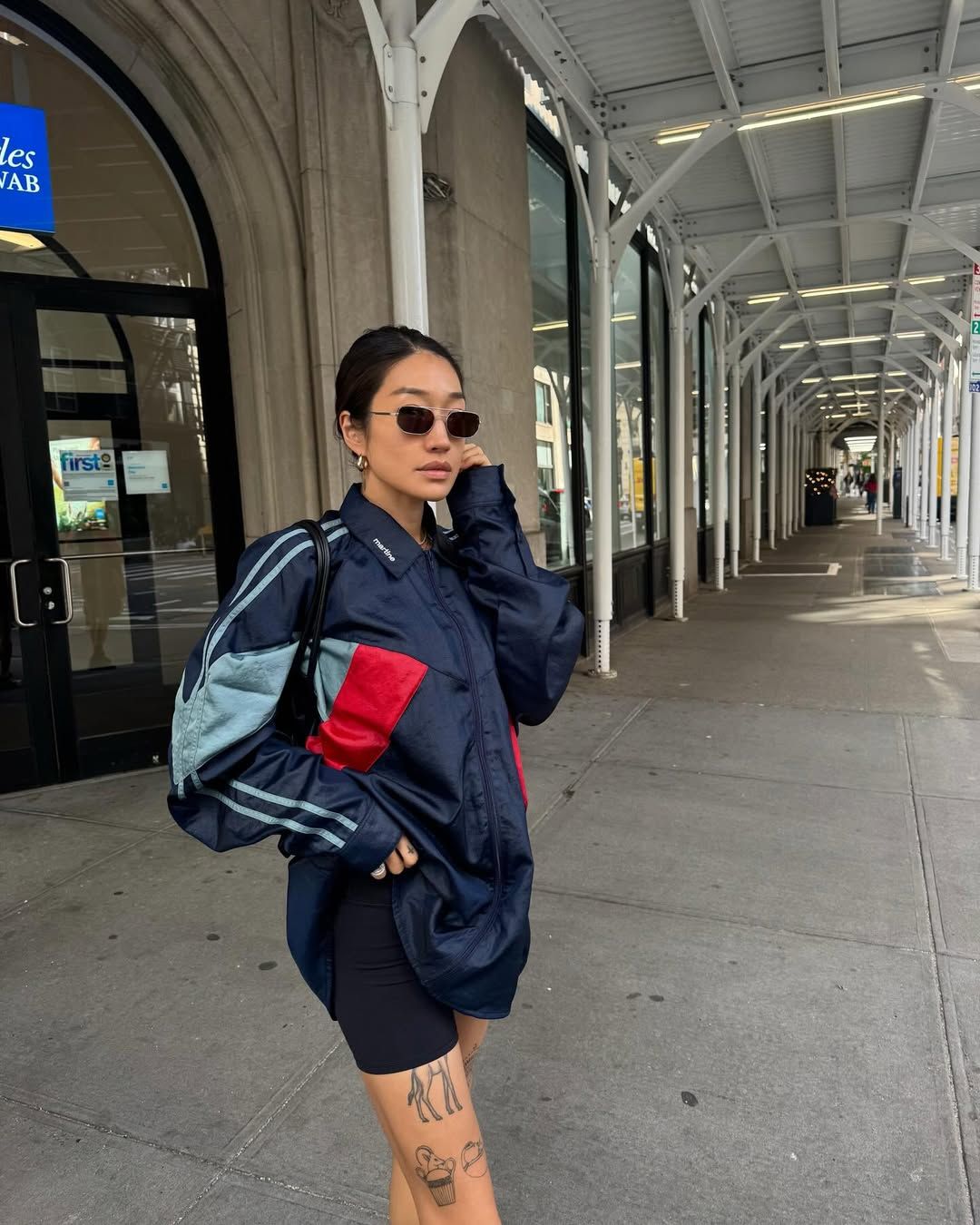 컬러와 스트라이프 포인트가 들어간 박시한 사이즈의 바람막이로 스포티한 패션을 보여준 페기 구 / @peggygou_