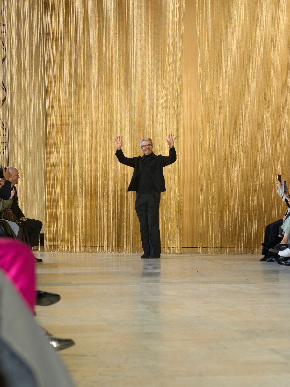 아크리스의 디렉터 알버트 크리믈러의 쇼 피날레 