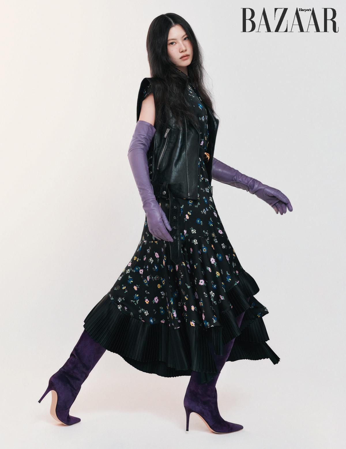가죽 베스트는 Saint Laurent by Anthony Vaccarello. 플라워 프린트 드레스는 2백57만원 Sacai. 가죽 장갑은 Prada.롱 부츠는 3백73만원 Gianvito Rossi.