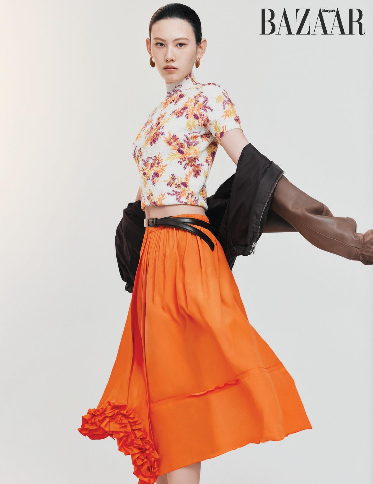 후디 트랙 재킷은 Loewe. 플로럴 프린트 톱은 Burberry. 패치워크 스커트는 Prada. 귀고리는 33만원대 Polène. 벨트는 Oude Waag.