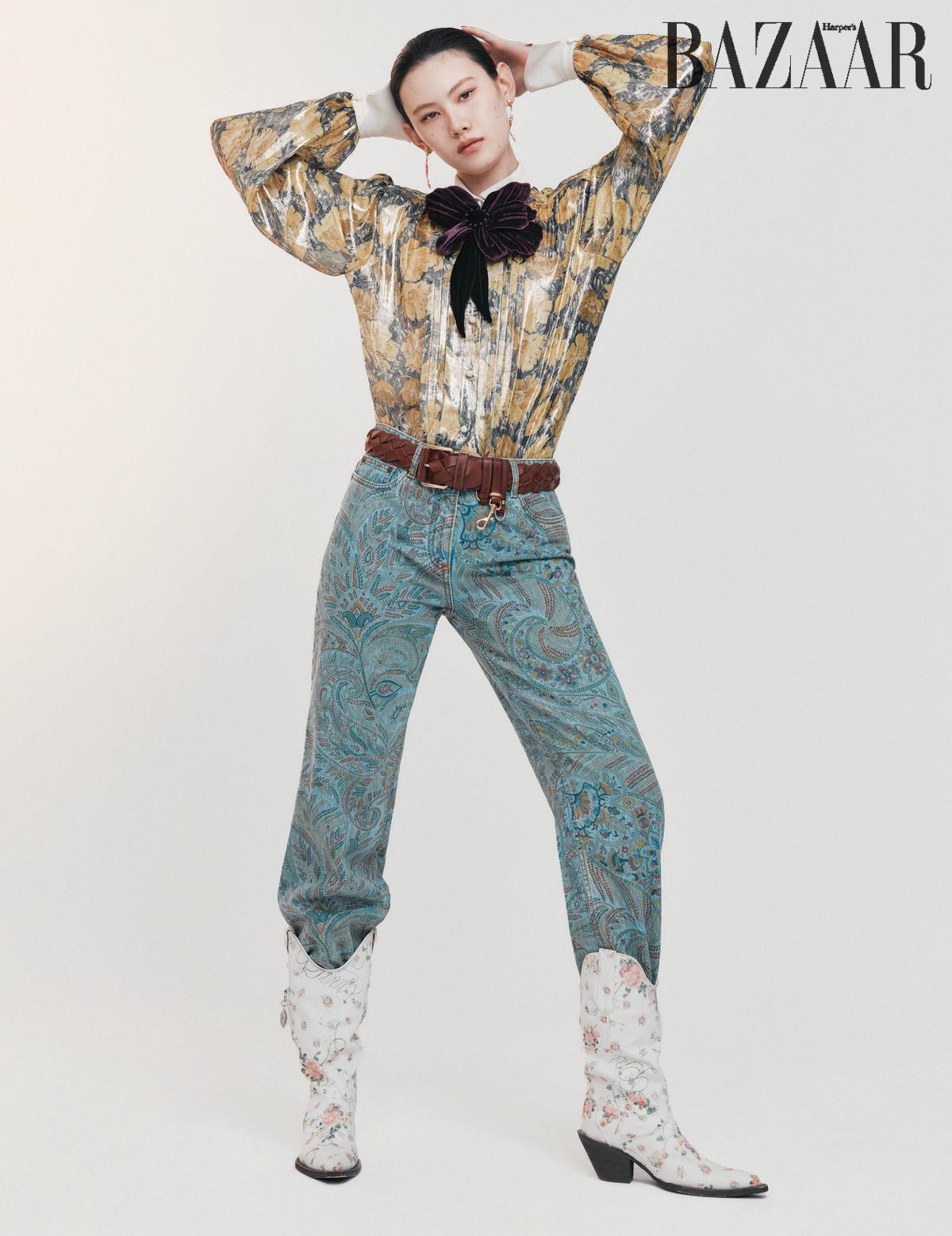 보 장식 블라우스는 Valentino. 플라워 자카드 팬츠는 Etro. 귀고리는 41만원대 Polène. 벨트는 Miu Miu. 부츠는 21만원대 1Jinnstudio.