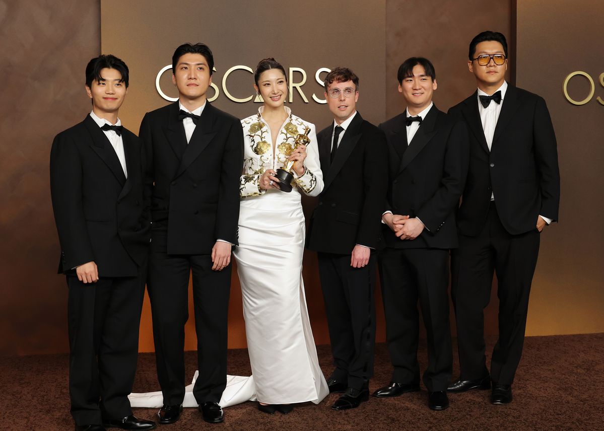 이재와 함께 골든을 공동 작곡한 작곡가 IDO, 24, 테디, 마크도 함께 무대에 올랐다.