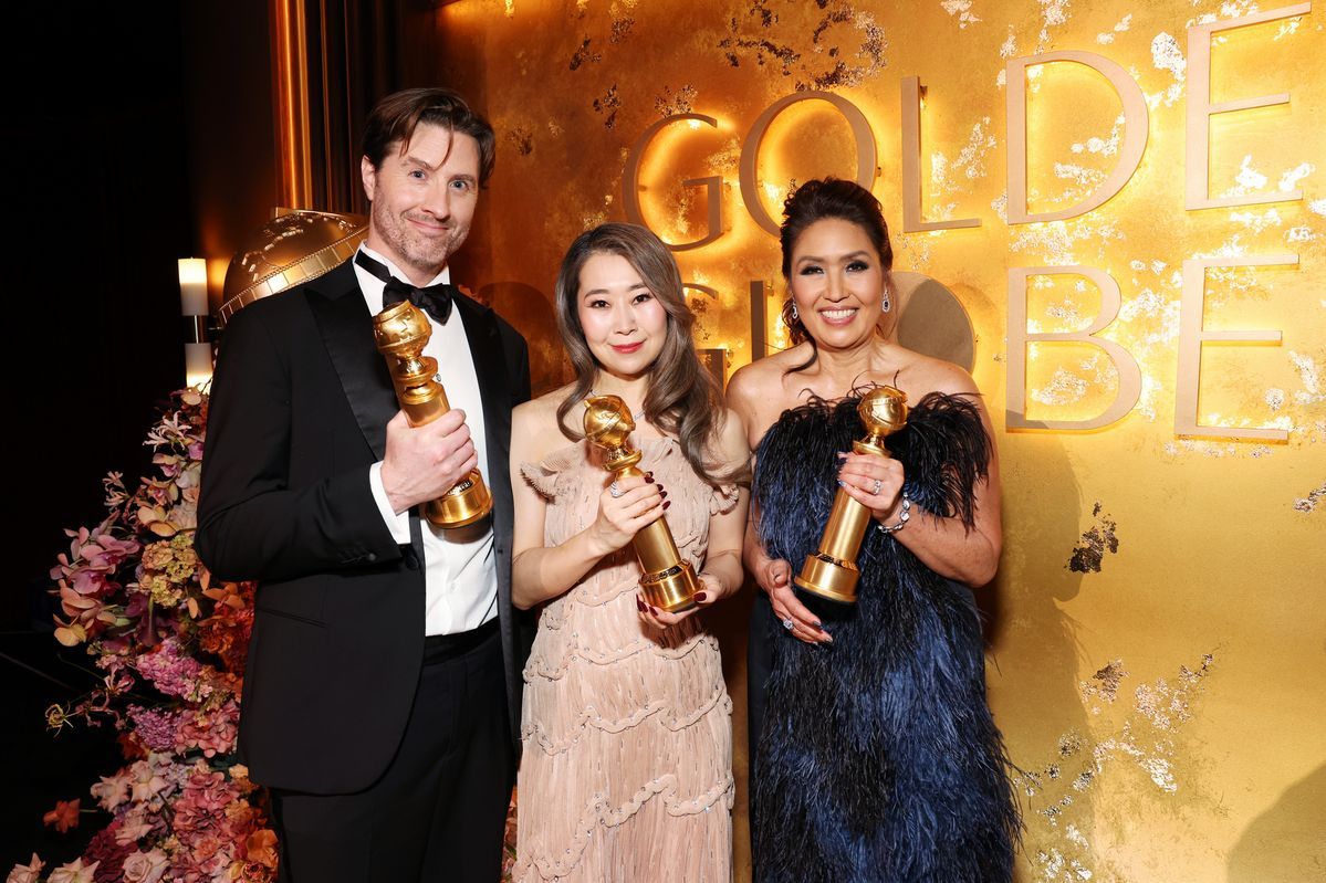 골든글로브에서 2관왕을 해 트로피를 들고 포즈를 취하는 메기강 감독.