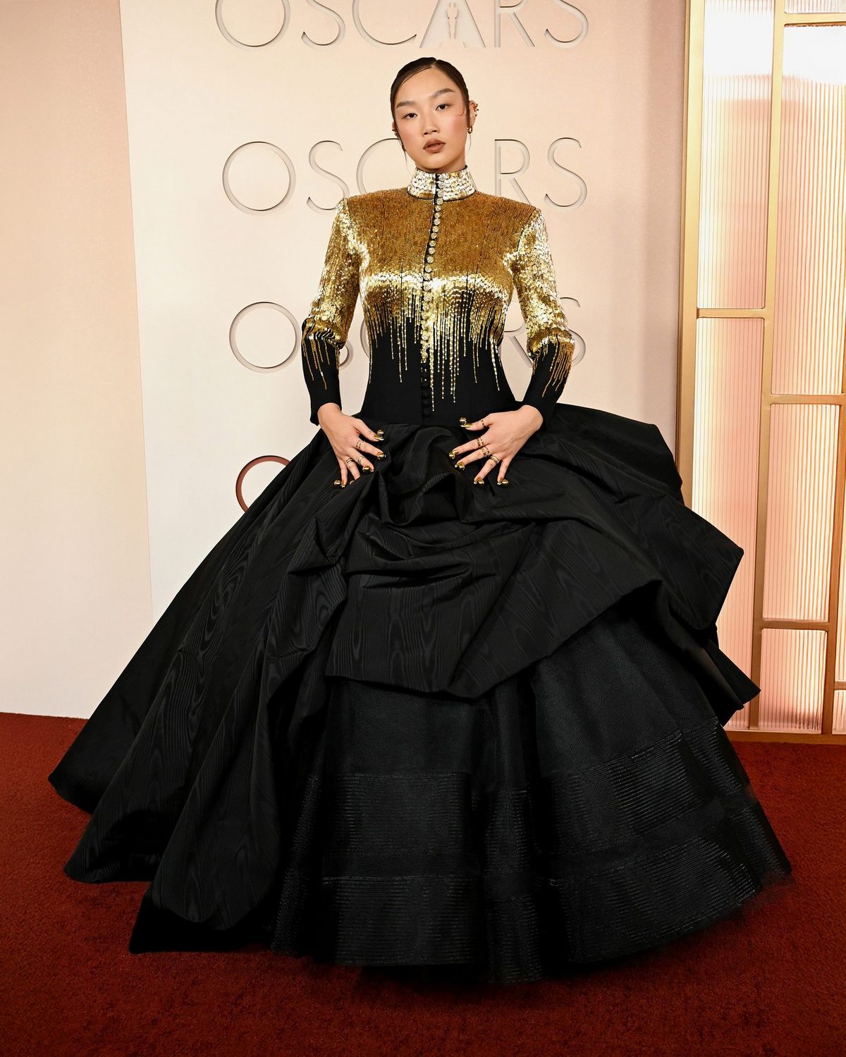 블랙과 골드가 조화된 톰브라운 드레스를 입은 오드리 누나. 사진/ @thombrowne