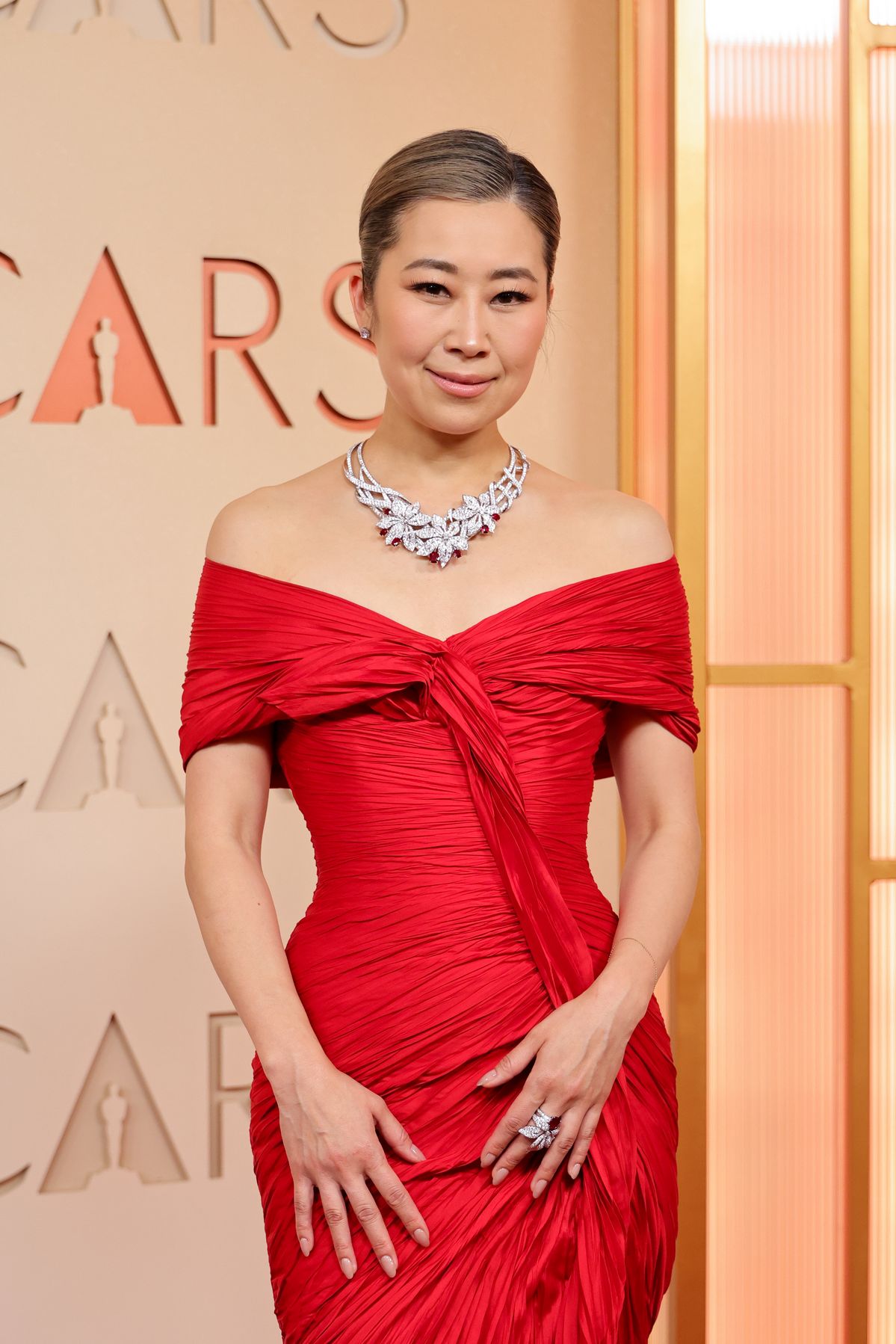 레드 컬러의 드레스와 쇼메 주얼리를 매치한 메기강 감독. 사진/chaumetofficial