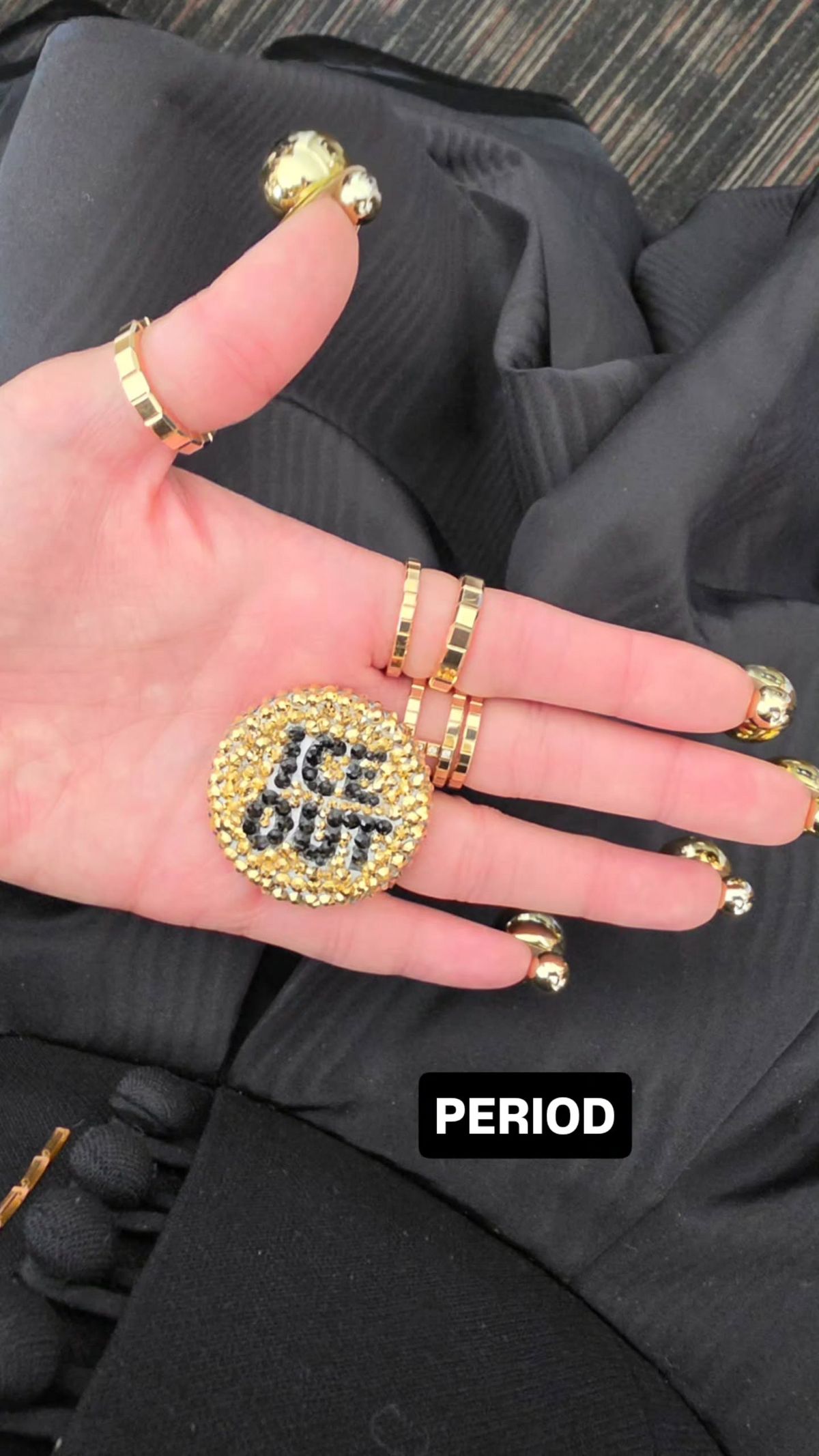 손 끝까지 힘준 오드리 누나의 골드 네일. 사진/ @audreynuna