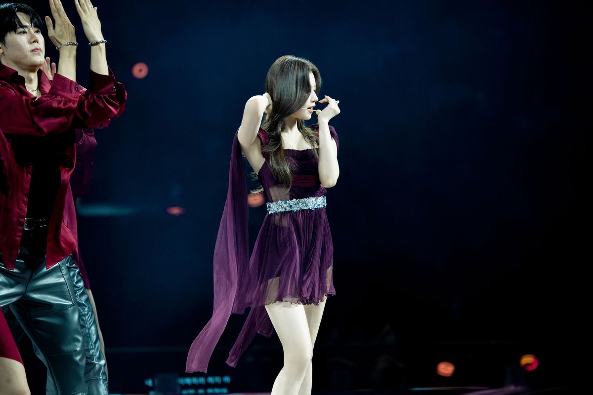 프라다 커스텀 룩을 입은 트와이스 사나