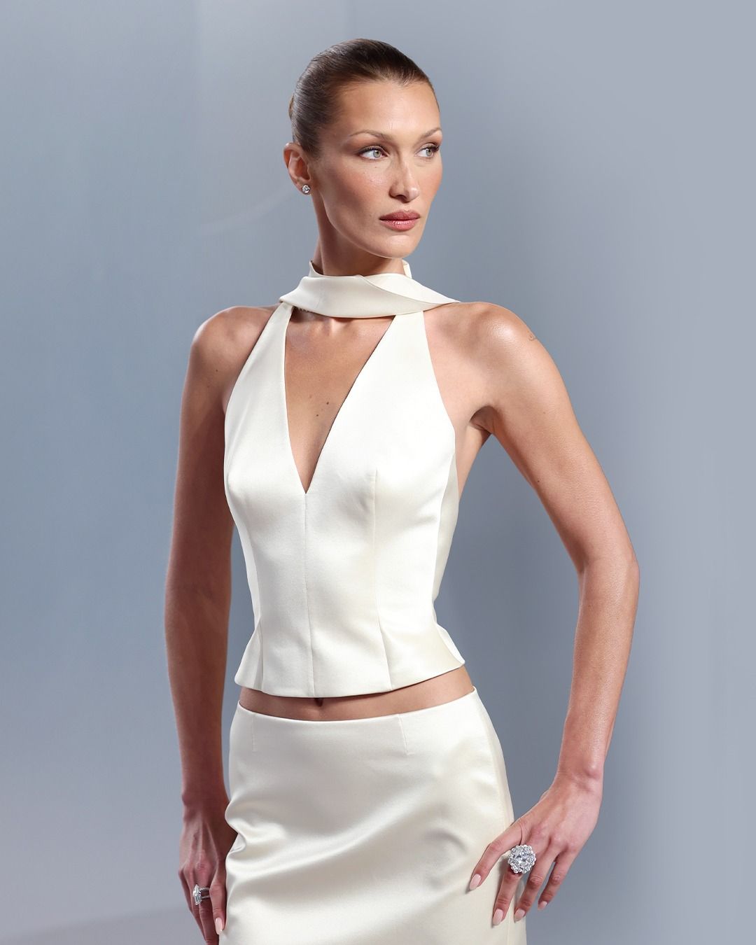 프라다 드레스를 입고 쇼파드 주얼리를 더한 벨라 하디드. 사진/ chopard