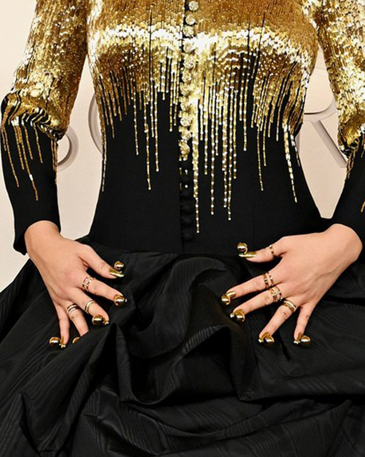 블랙 드레스 위 더욱 시선을 사로잡는 골드 네일. 사진/ @thombrowne