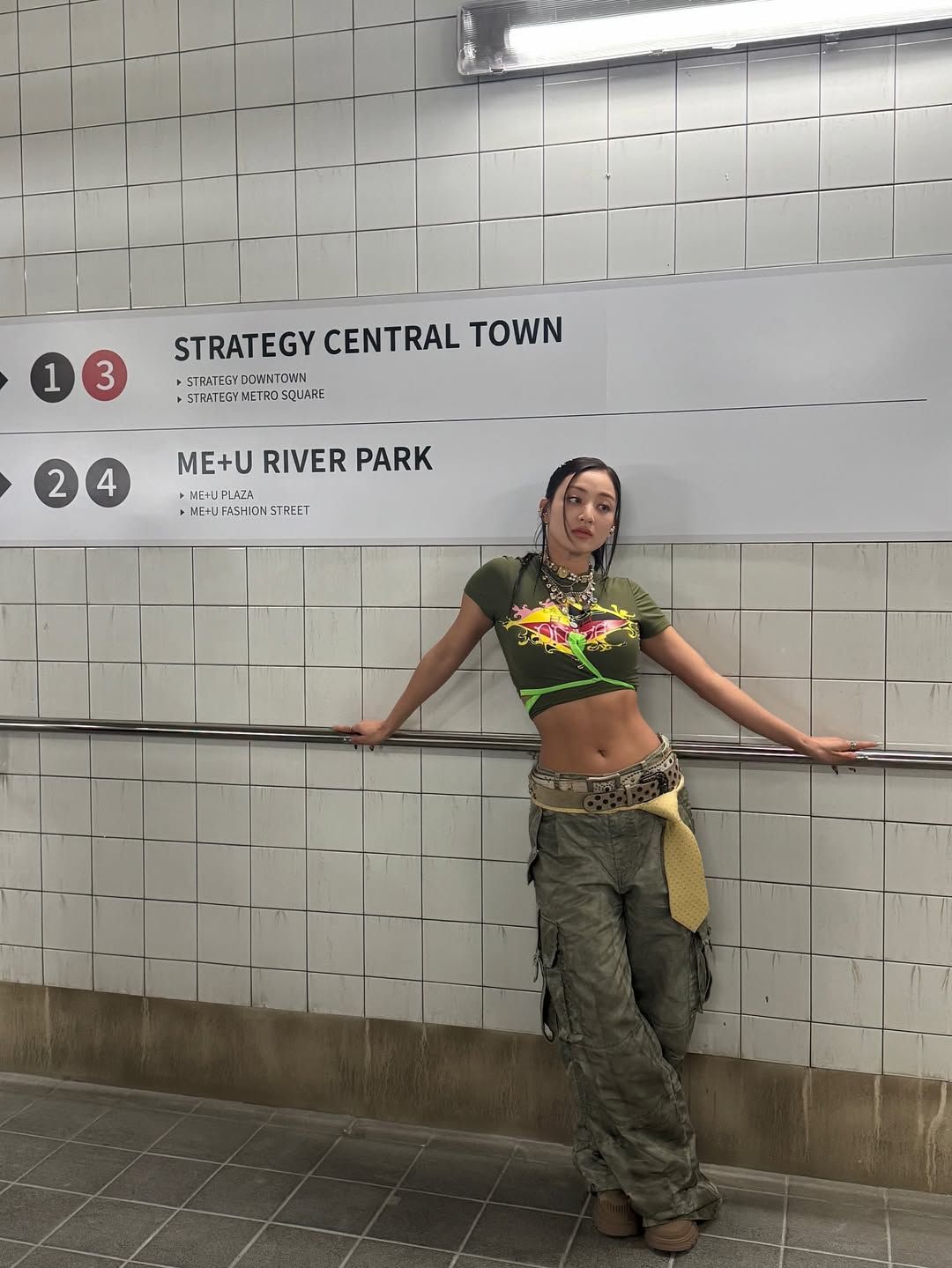 프린트 디테일의 크롭 반팔과 카키 컬러의 카고 팬츠로 Y2K 완벽한 무드를 완성한 지효 / @_zyozyo