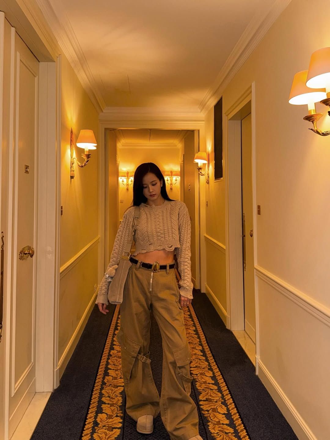 크롭 기장의 니트 탑과 카고 팬츠를 매치해 우아한 듯 캐주얼한 매력을 펼친 지수 / @sooyaaa__