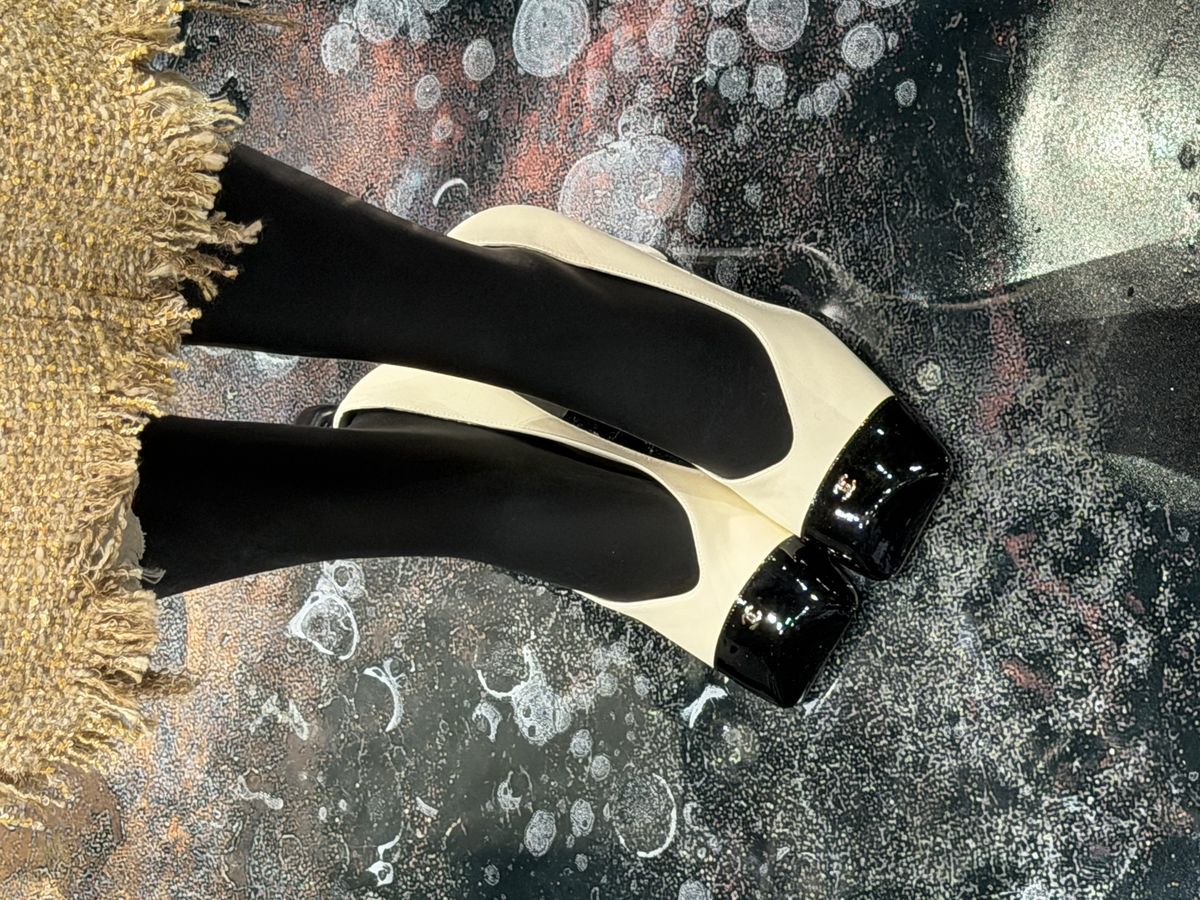 샤넬 첫 번째 봄-여름 컬렉션 프레젠테이션 현장에서 포착한 투톤 슈즈