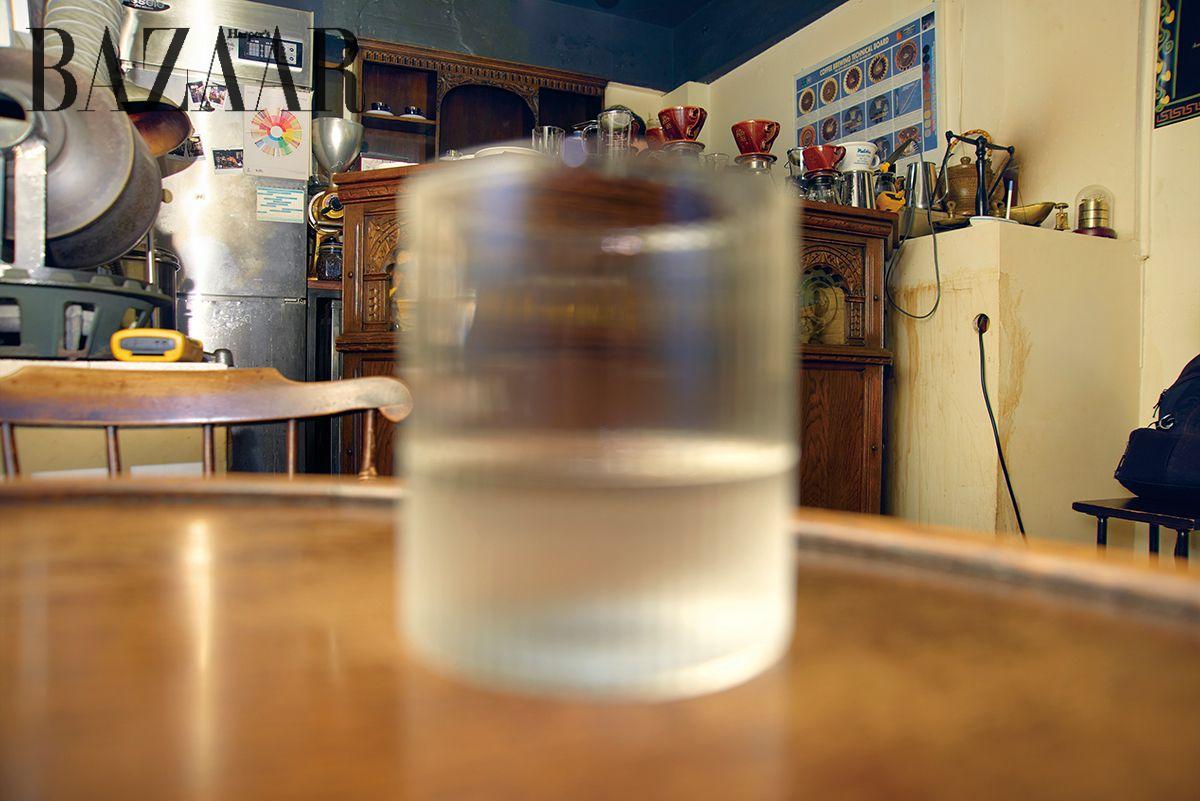 손님과 눈을 마주쳐 인사를 나눈 뒤 인원 수대로 냉수를 내어주는 곳. 김지석 대표는 이것이 커피 향을 깊이 즐기기 위한 첫 단계라고 생각한다. 