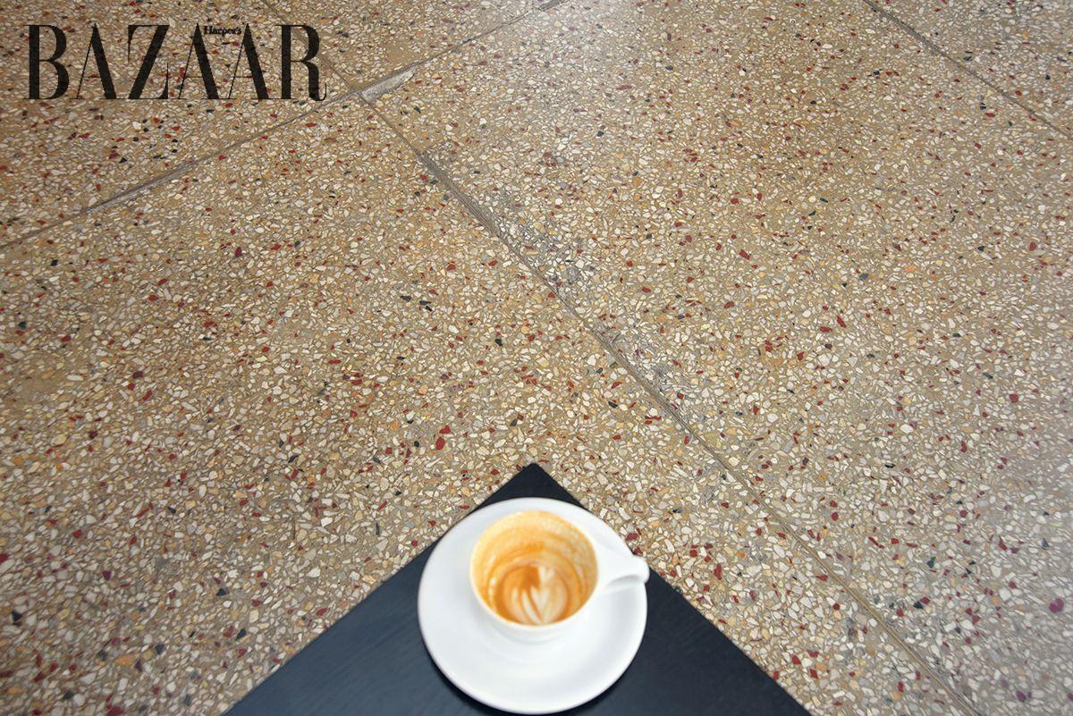 입구와 가장 가까운 테이블의 모서리, 망가지지 않은 라테 아트. 커피만이 목적이었을 누군가의 자리. 