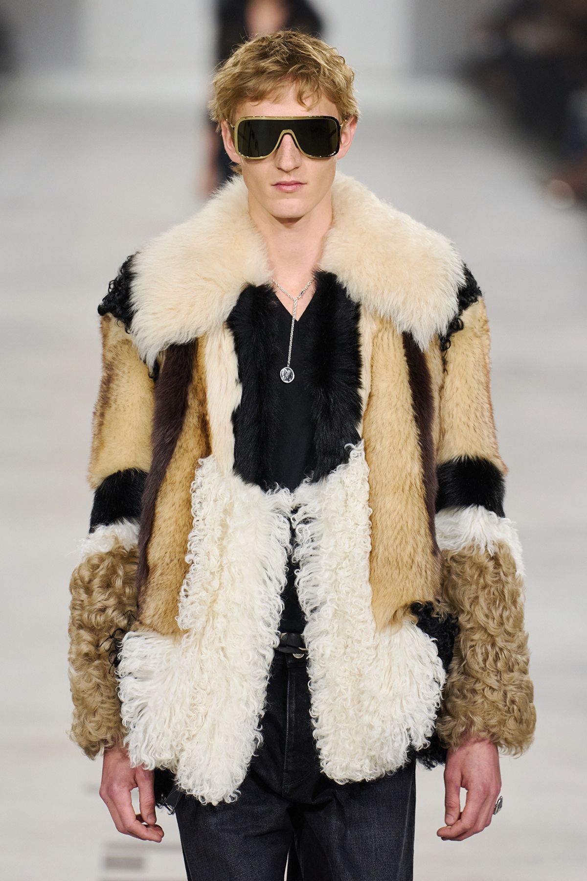 여성 모델이 착용한 더블 데님과 패치워크 모피 코트를 입은 남성 모델의 룩이 인상적이다. 