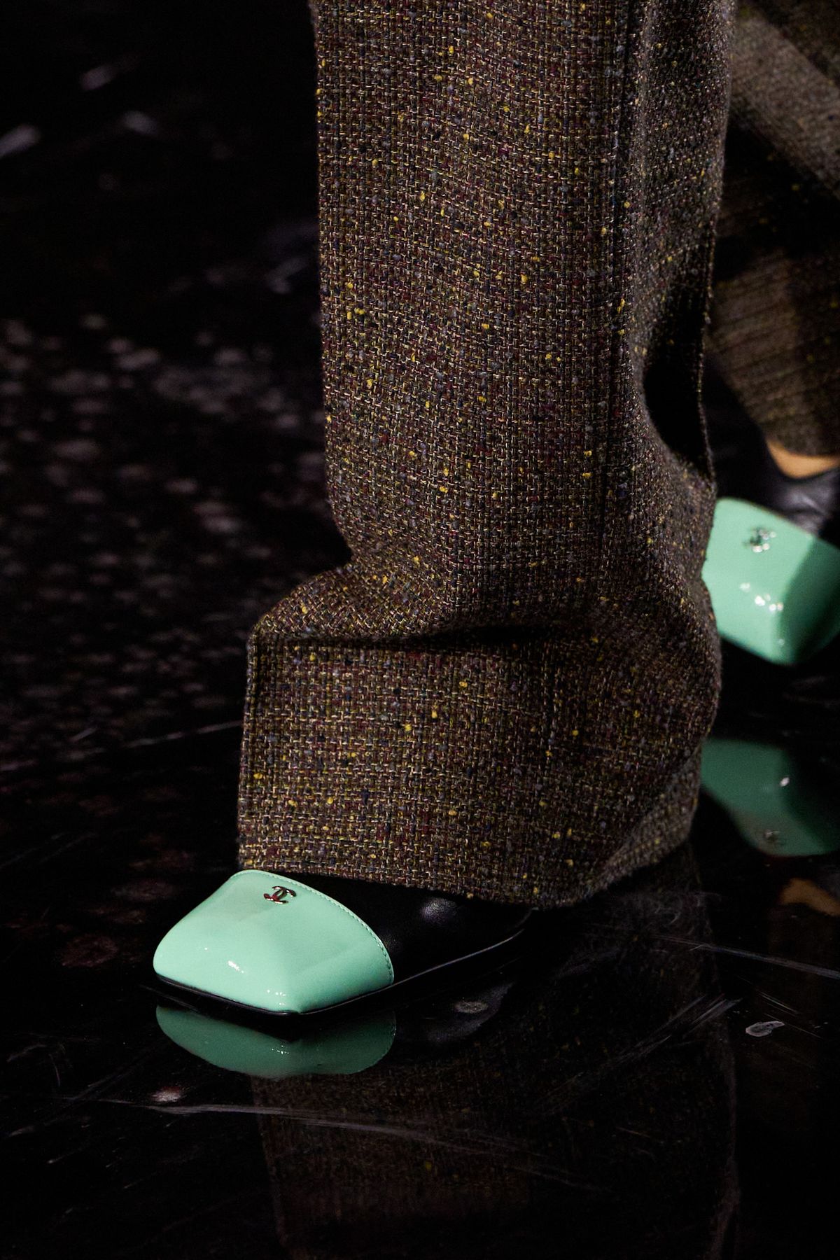 샤넬 첫 번째 봄-여름 컬렉션에서 포착한 투톤 슈즈