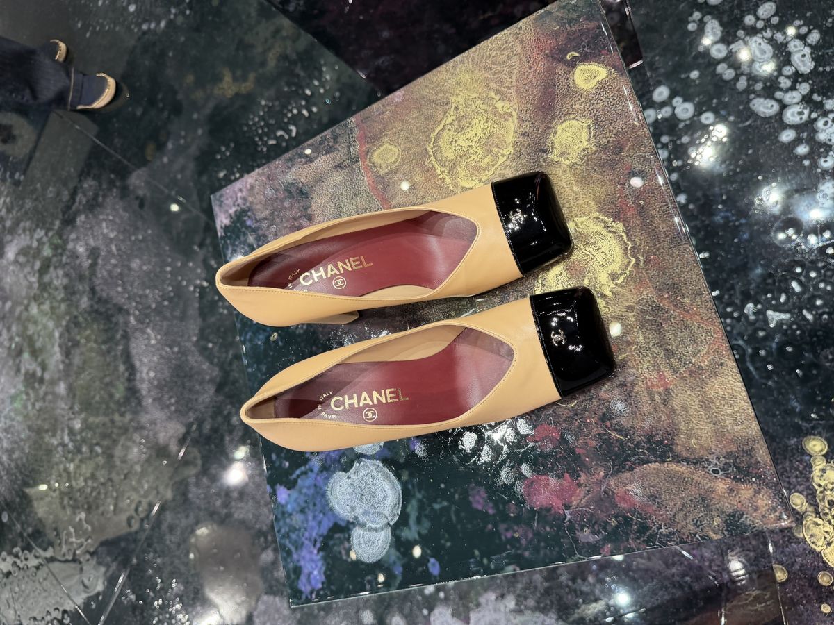 샤넬 첫 번째 봄-여름 컬렉션 프레젠테이션 현장에서 포착한 투톤 슈즈