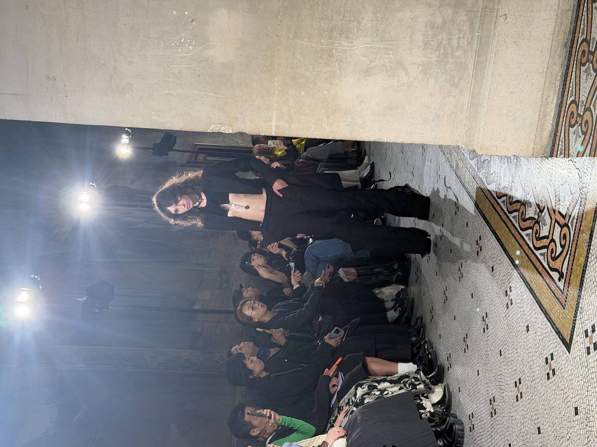 블러의 노래에 맞춰 워킹하는 니나 리치 모델