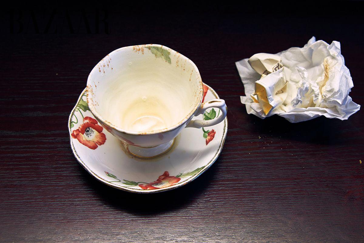 혼자 온 손님. 벽을 보고 앉아 금세 비워버린 한 잔. 