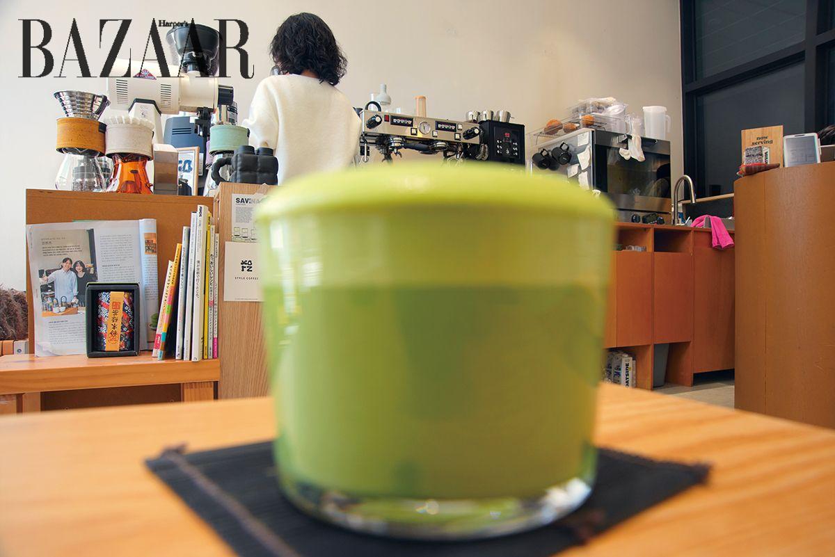 어느 유명 연예인이 말차 맛집으로 소개한 이후 말차 라테는 필터 커피를 대적할 메뉴로 부상했다. 어느 테이블이든 말차 음료 하나씩은 올라가 있다.