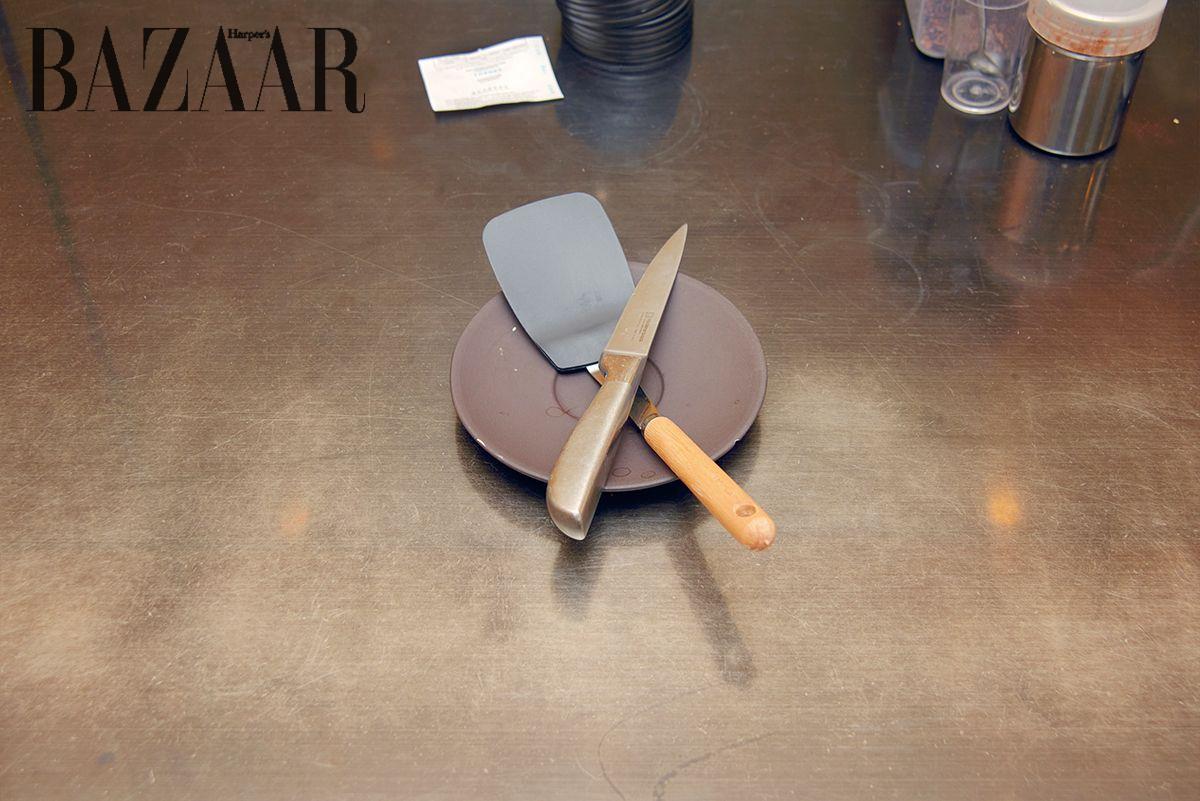 피스타치오를 듬뿍 올린 티라미수를 담기 위한 준비. 손님들에게 필터 커피 다음으로 칭찬을 많이 받는 메뉴다. 