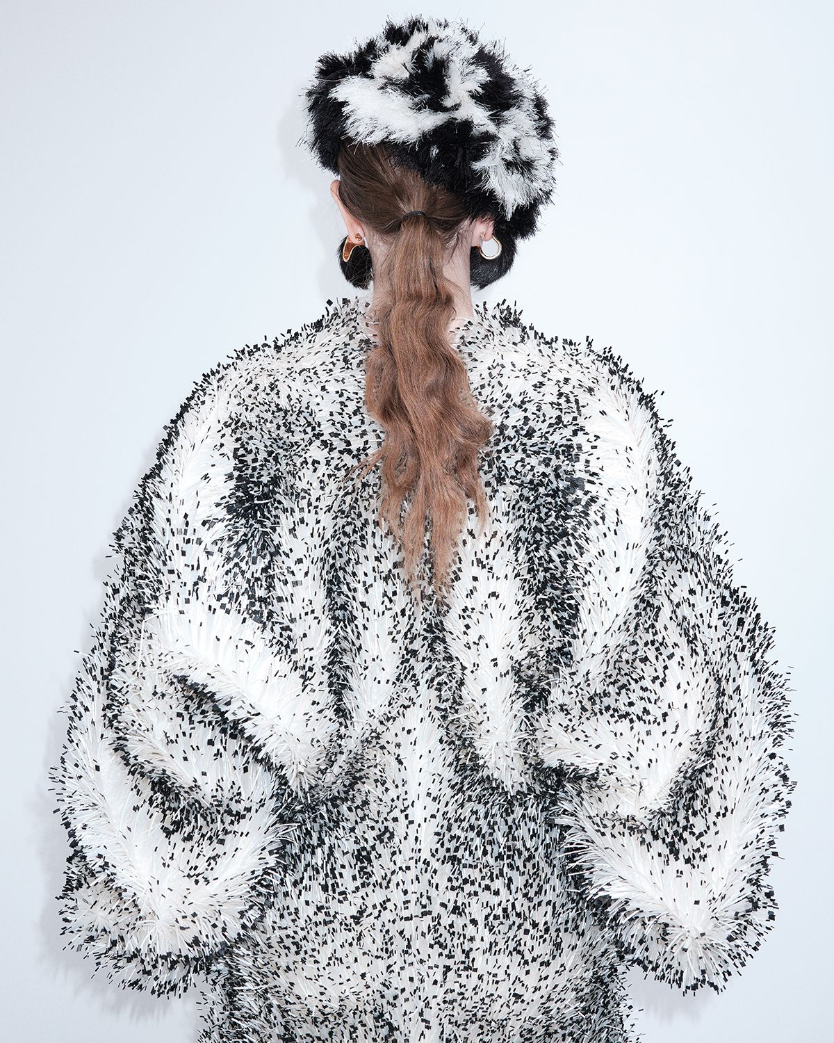 다채로운 소재를 정교한 수작업을 통해 퍼의 질감으로 구현해낸 룩들이 인상적이다.