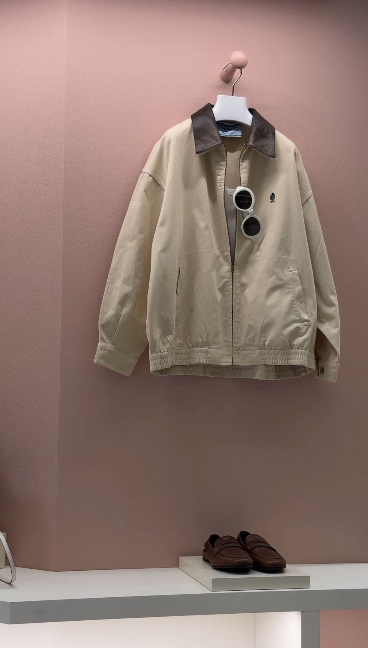 프라다 화이트 썬(Prada White Sun) 팝업에서 포착한 자켓