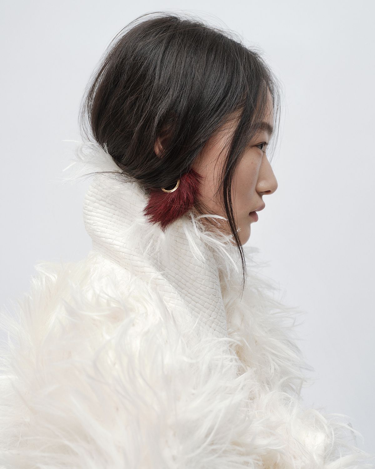 다채로운 소재를 정교한 수작업을 통해 퍼의 질감으로 구현해낸 룩들이 인상적이다.