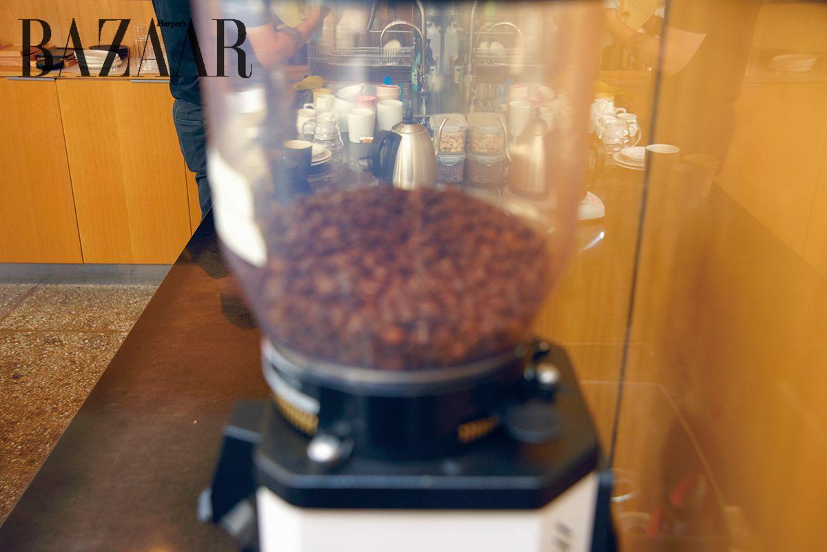 창밖을 바라보고 앉을 수 있는 바 자리에서 뒤를 돌면 보이는 풍경.