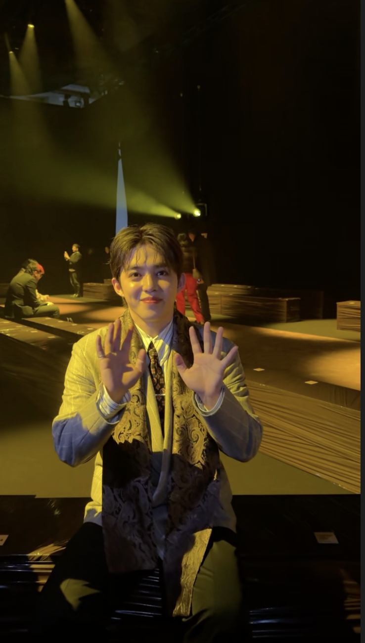 보스 쇼에서 환한 인사를 건네는 세븐틴 에스쿱스