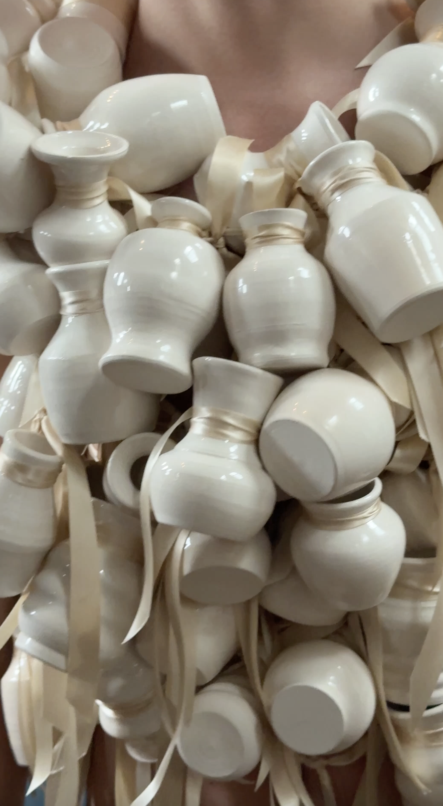 도자기를 엮어 만든 룩