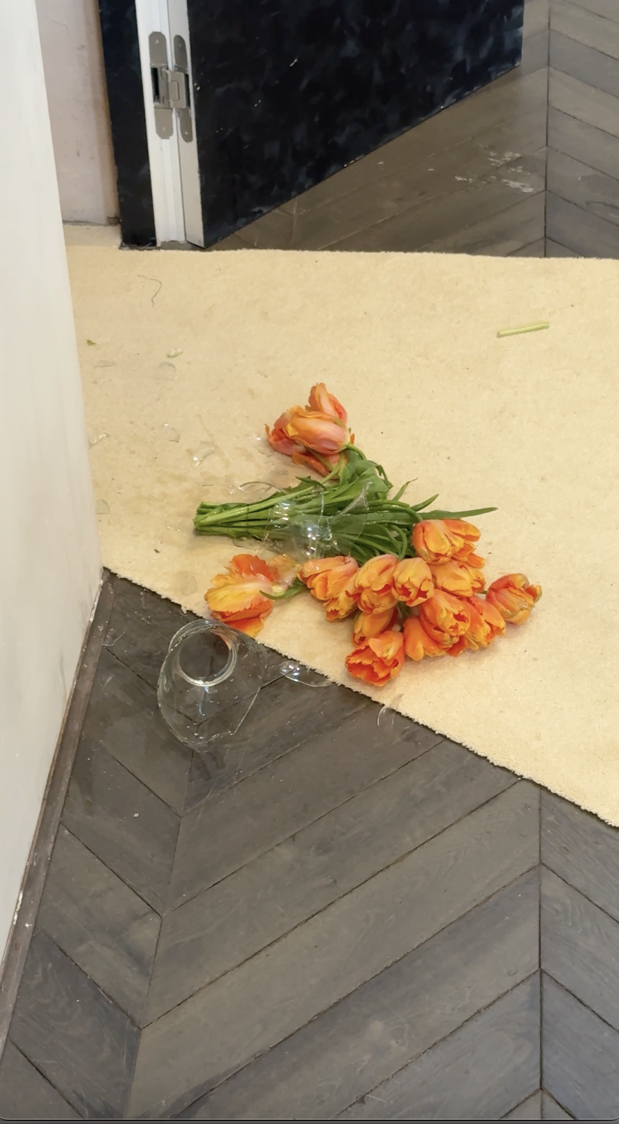 런웨이가 끝난 뒤 꺠져버린 화병