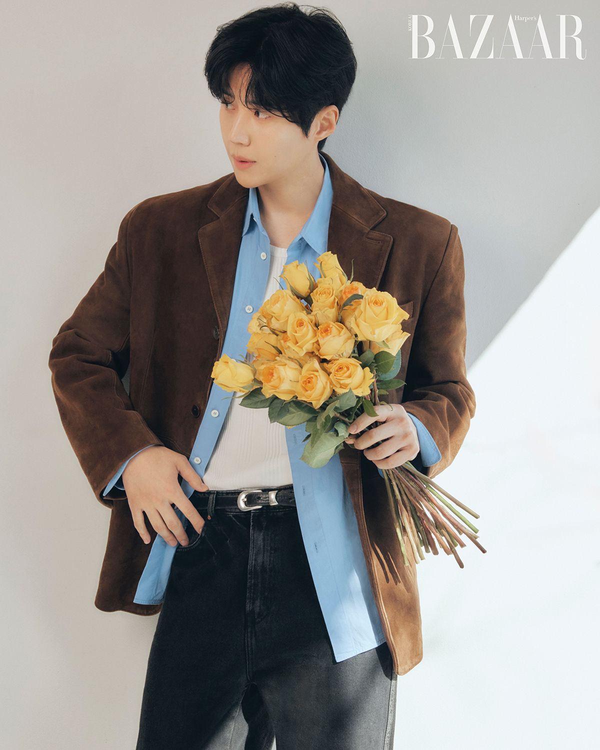 김선호가 입은 재킷은 Stu. 팬츠는 Recto. 벨트는 Our Legacy. 셔츠, 탱크톱은 스타일리스트 소장품.