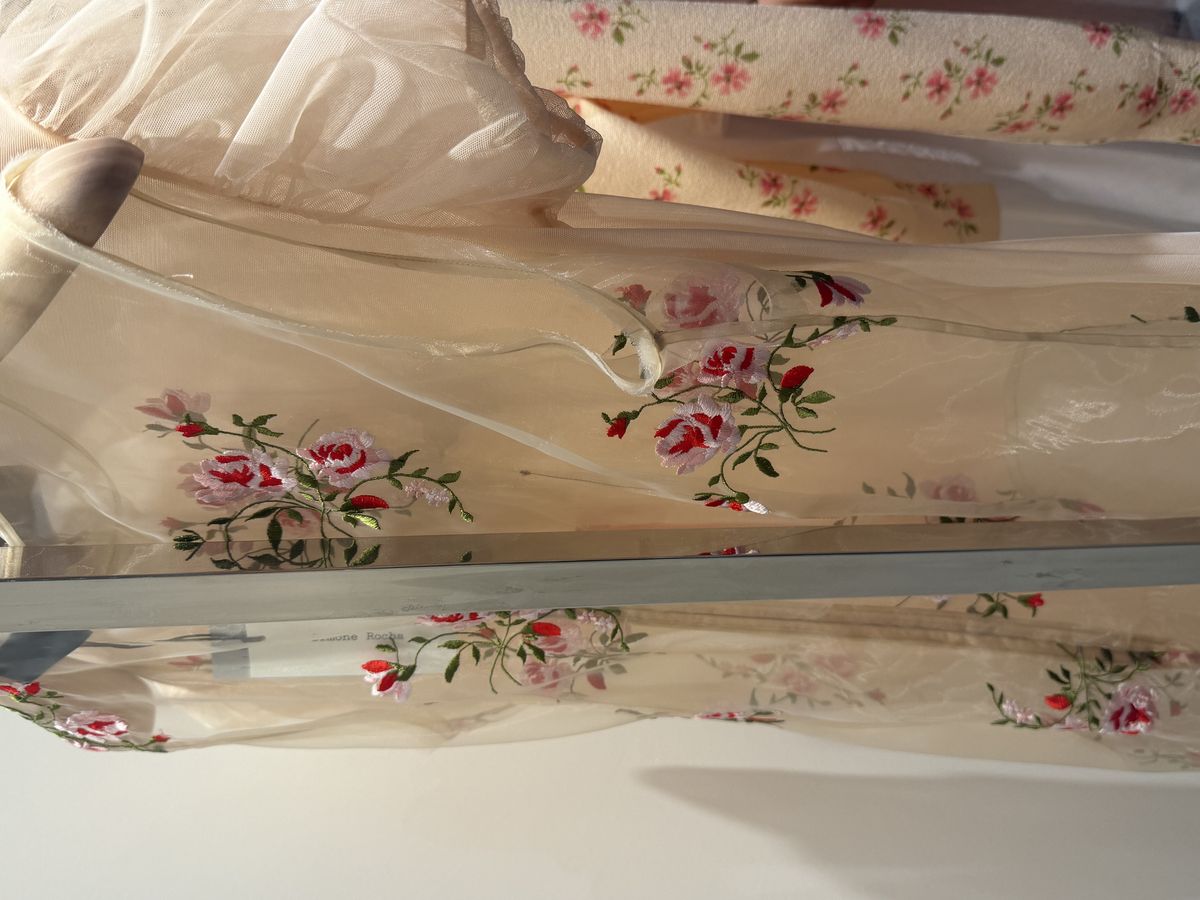 플로럴 자수가 돋보이는 시스루 드레스