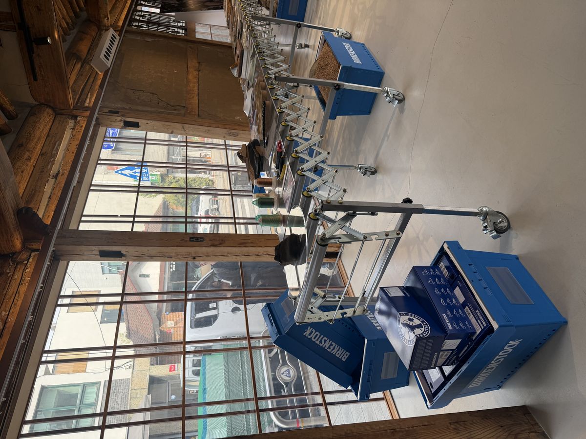 버켄스탁 제품의 공정 과정을 볼 수 있는 디스플레이