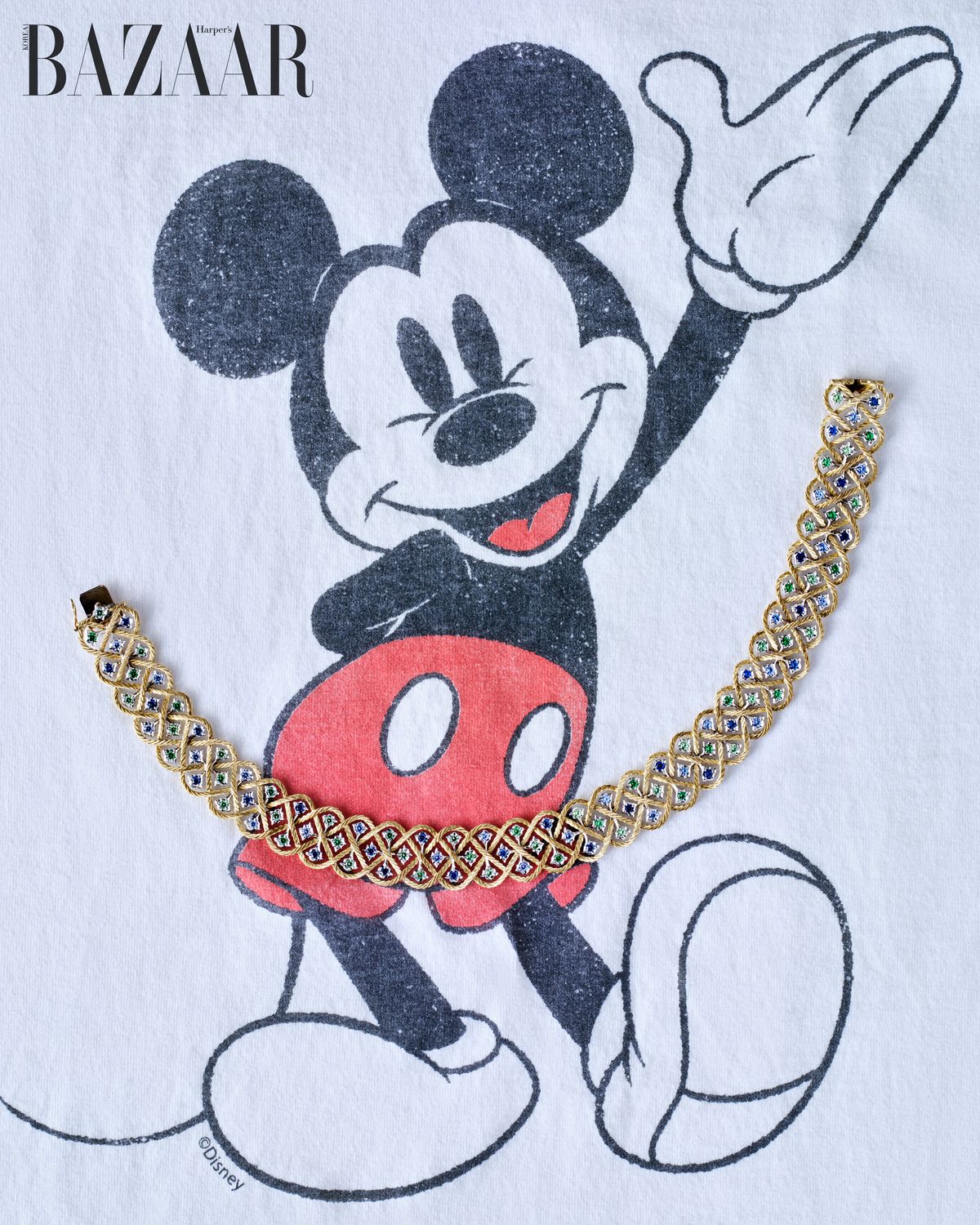 옐로·화이트 골드에 차보라이트와 사파이어를 세팅한 ‘에뚜왈레 컬러’ 네크리스는 Buccellati. 티셔츠는 7만원대 Junk Food Clothing. 