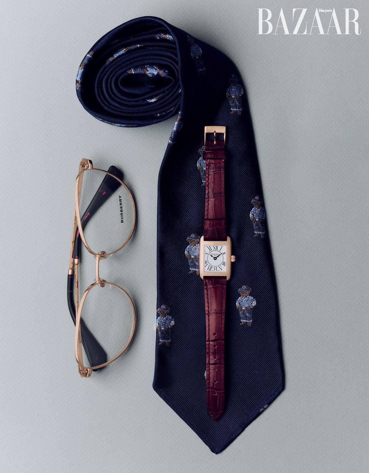 직사각형 페이스가 우아한 ‘클래식 까레 레이디’ 워치는 90만원대 Frederique Constant. 안경은 42만원대 Burberry. 타이는 가격 미정 Polo Ralph Lauren.