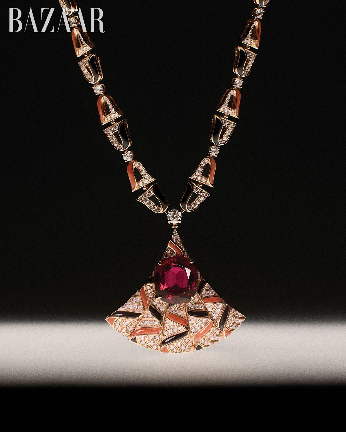 핑크 골드에 오닉스, 루벨라이트, 다이아몬드를 세팅한 ‘디바스 드림 하이주얼리’ 네크리스는 Bvlgari. 