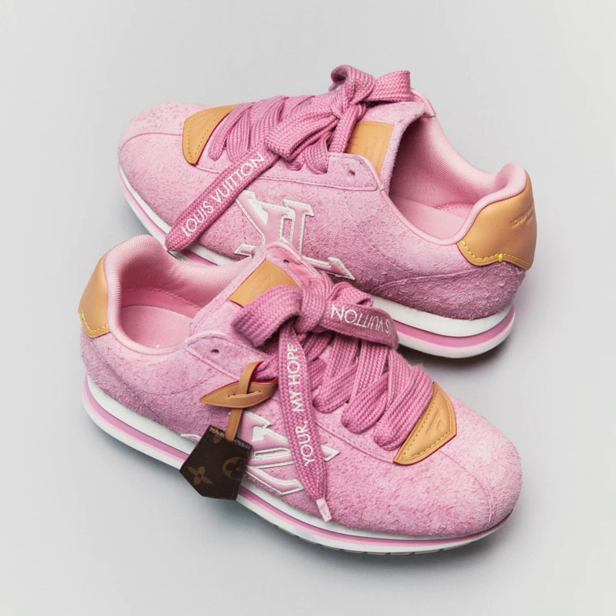 LV 버터소프트 스니커즈 2백85만원(출처: @uarmyhope)