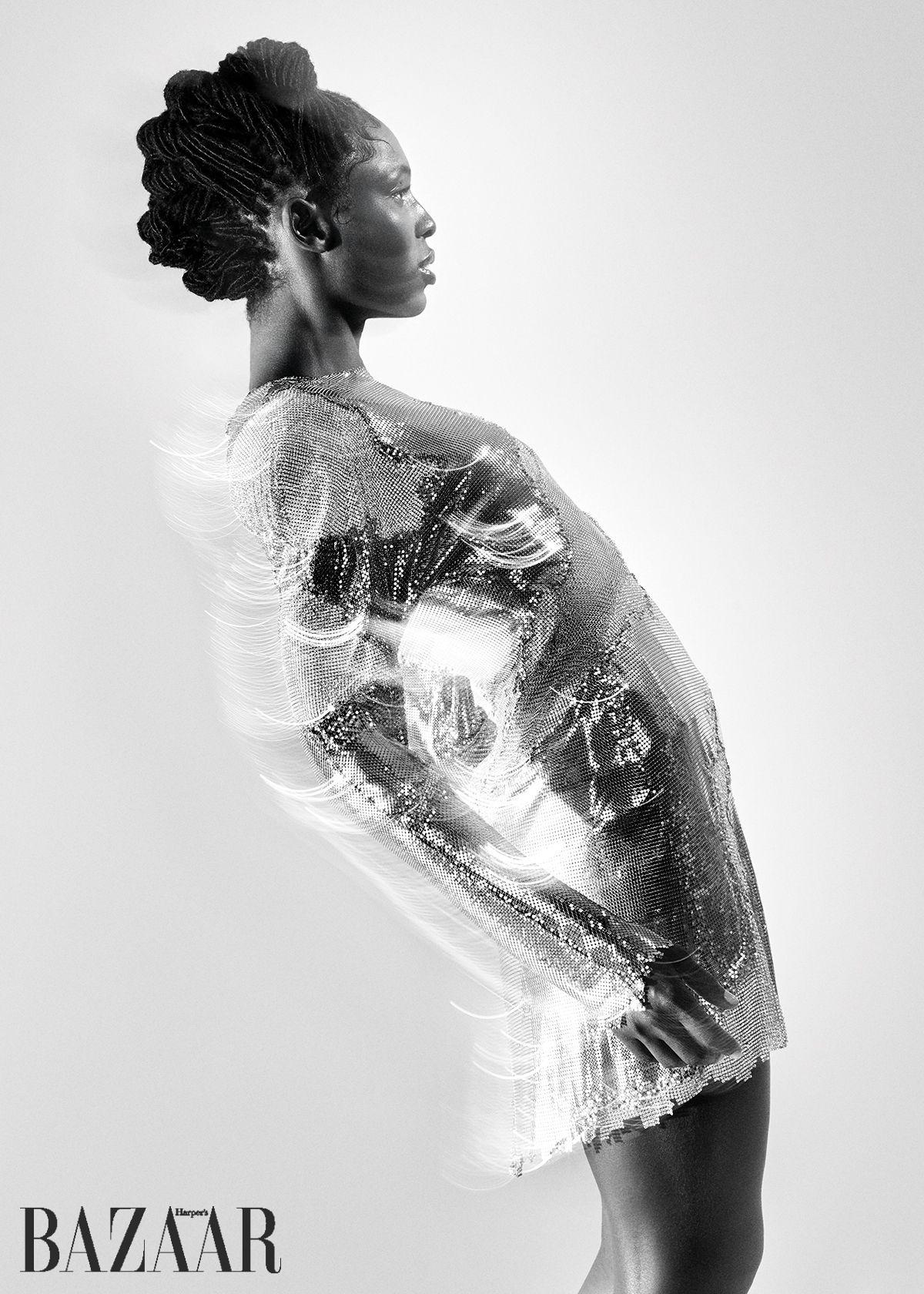 메탈 메시 드레스는 Versace.