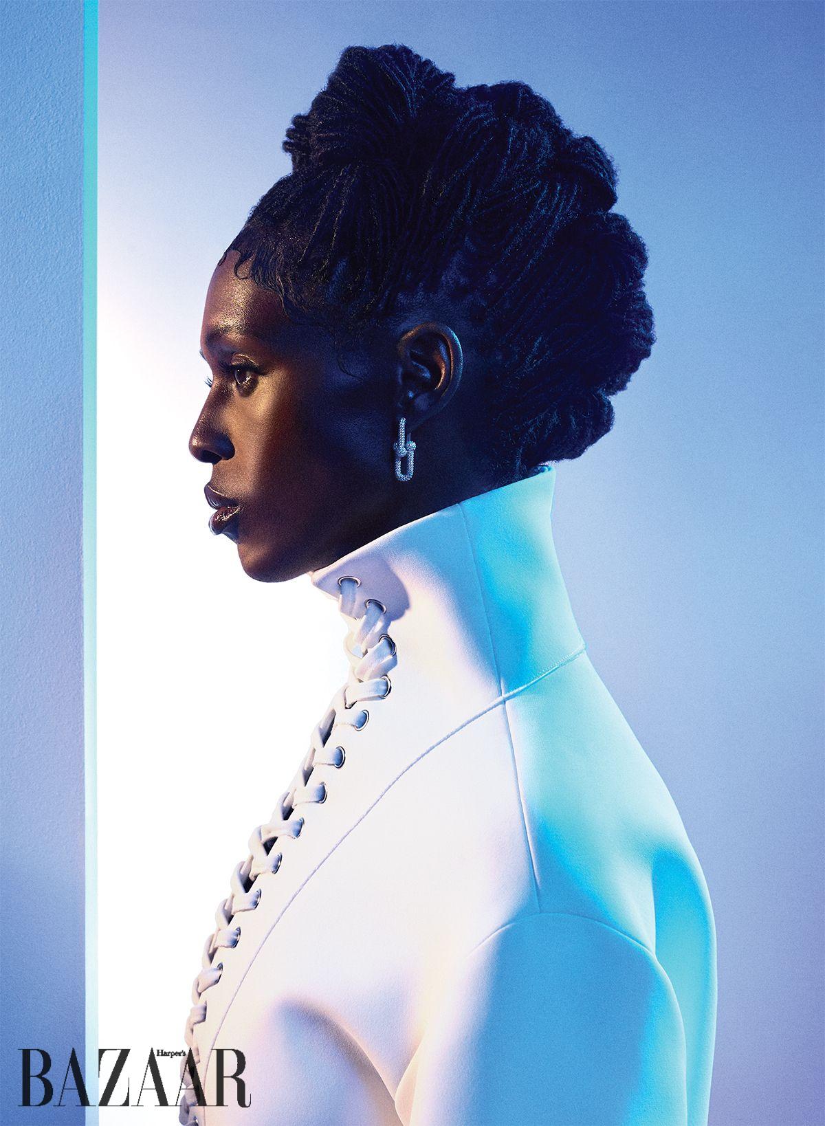 크레이프 드레스는 Khaite. 화이트 골드에 다이아몬드가 세팅된 귀고리는 Tiffany & Co..