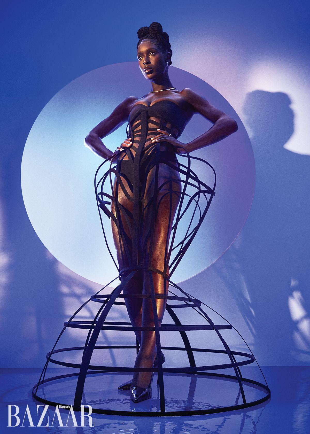 크리놀린 스타일 드레스는 Harris Reed. 폴리아미드 혼방 소재 브라, 브리프는 Intimissimi. 골드·플래티넘·다이아몬드가 세팅된 귀고리, 목걸이, 반지는 모두 Tiffany & Co.. 레더 힐은 Jimmy Choo.