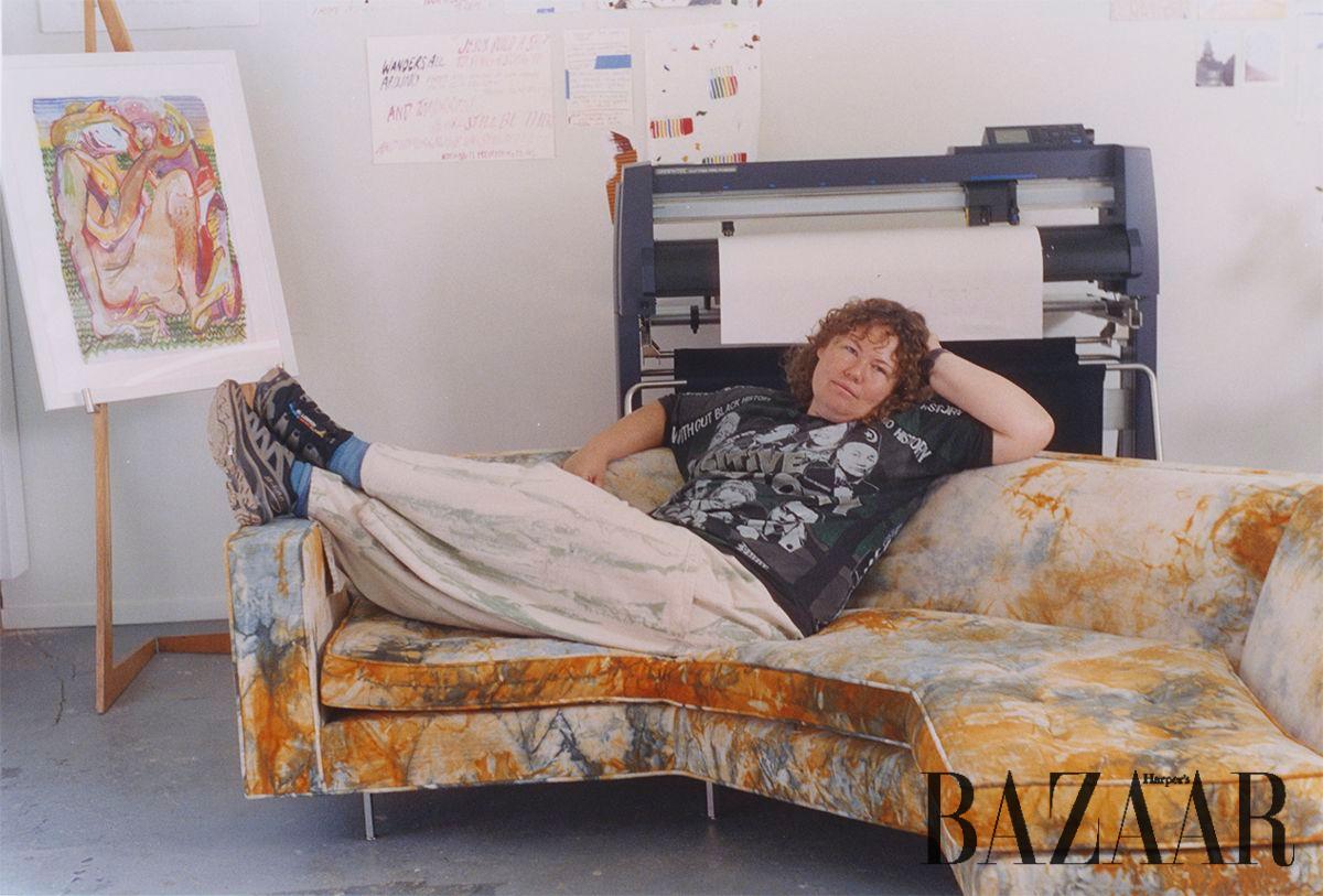 사진/ Keith Lubow. 로스앤젤레스 스튜디오의 크리스티나 퀄스. 뒤에는 <Magic Hour>가 놓여 있다. 